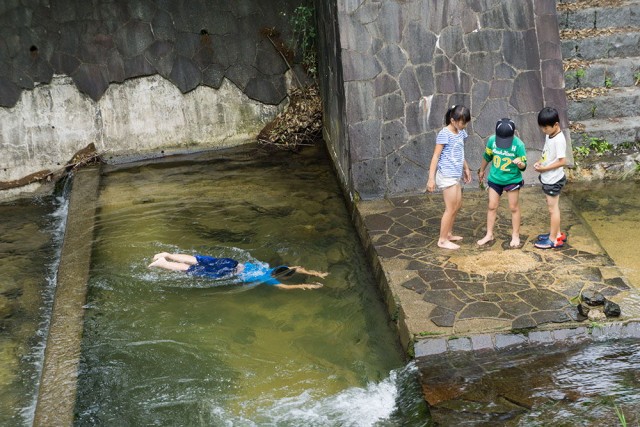 川で遊ぶ4年生たち